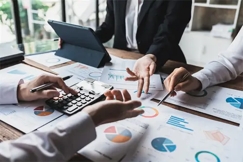 电脑为什么屏幕总发白呢